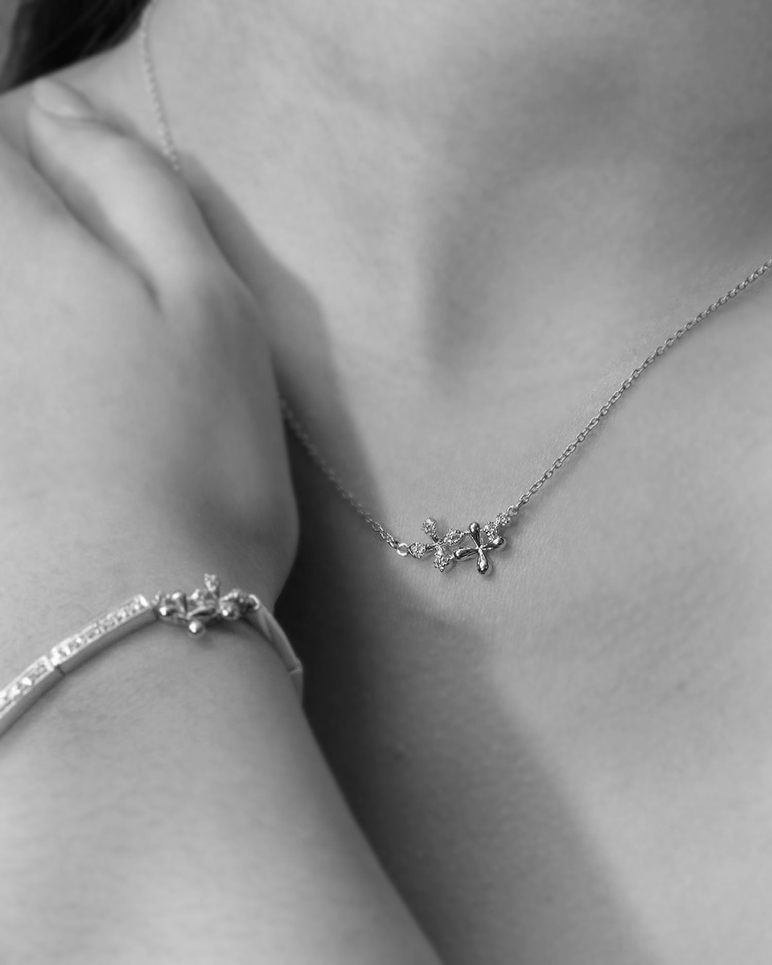 Diamond Necklace in 18k yellow gold with floral motifs and 0.15ct natural diamonds, 45cm chain, worn on model