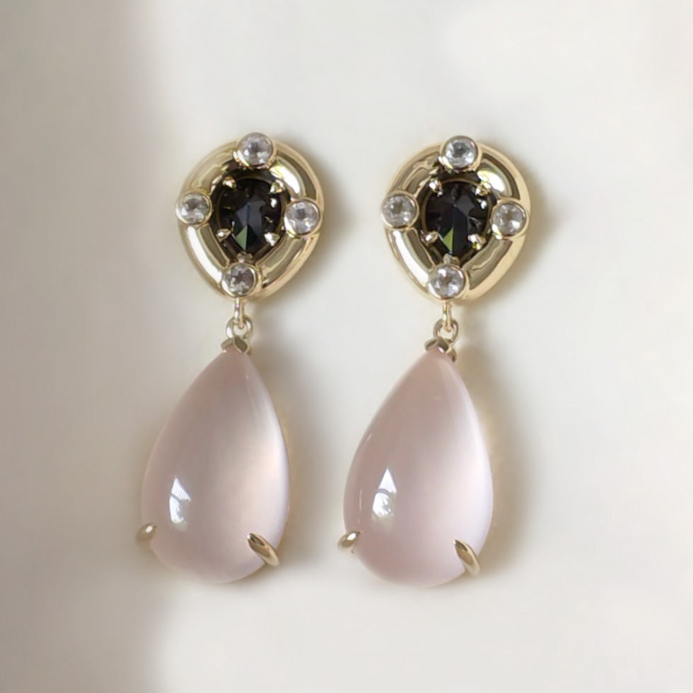 Bespoke pear-shaped rose quartz and black onyx cabochon earrings in 18k yellow gold, modern elegance.