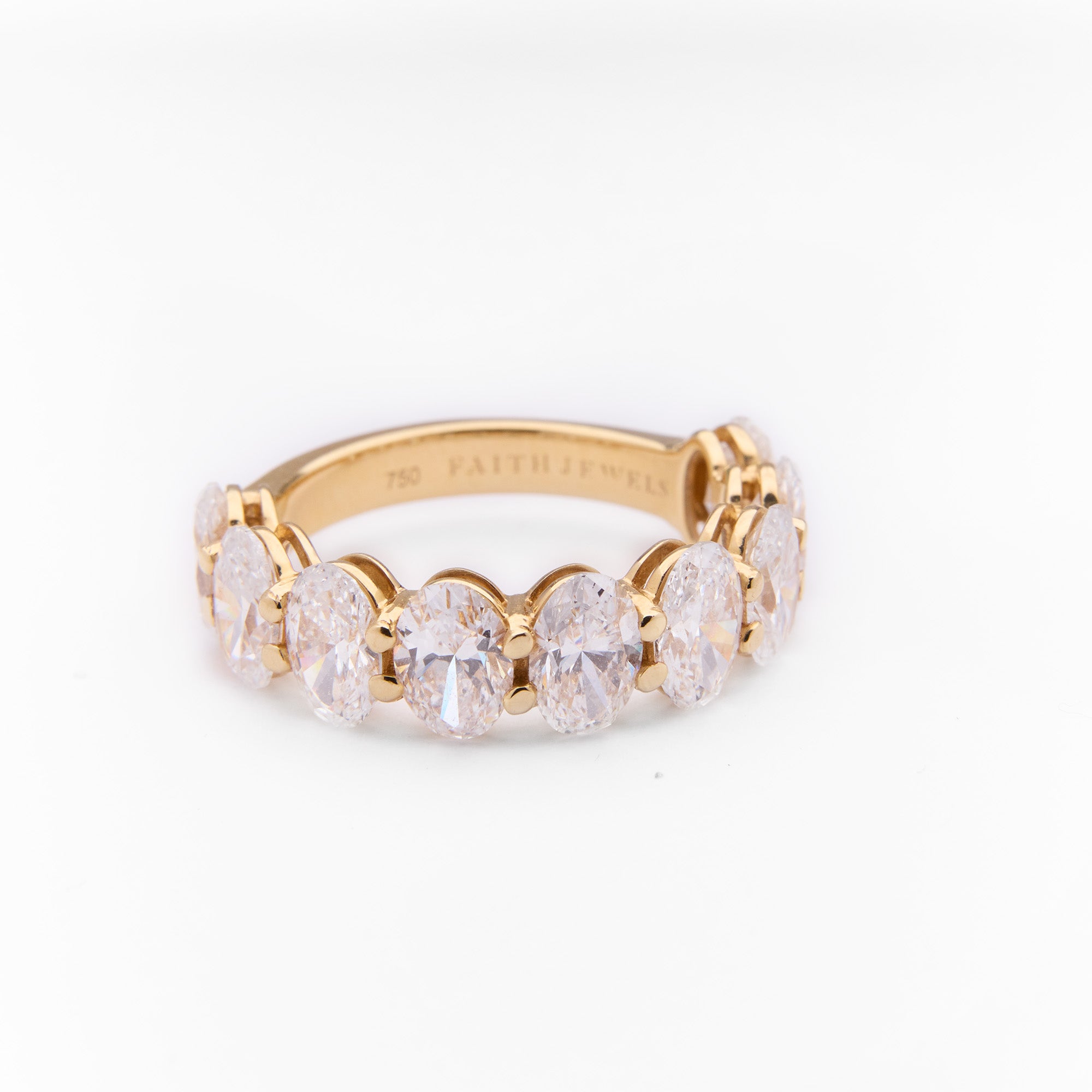 Oval Diamond Ring in 18k yellow gold, featuring 9 oval diamonds totalling approx. 4.00ct, elegant and timeless design.