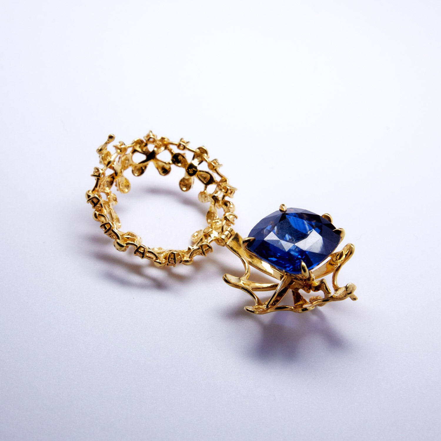 Yellow gold Grandiflora set with a detachable sapphire, diamond floral wreath pendant.