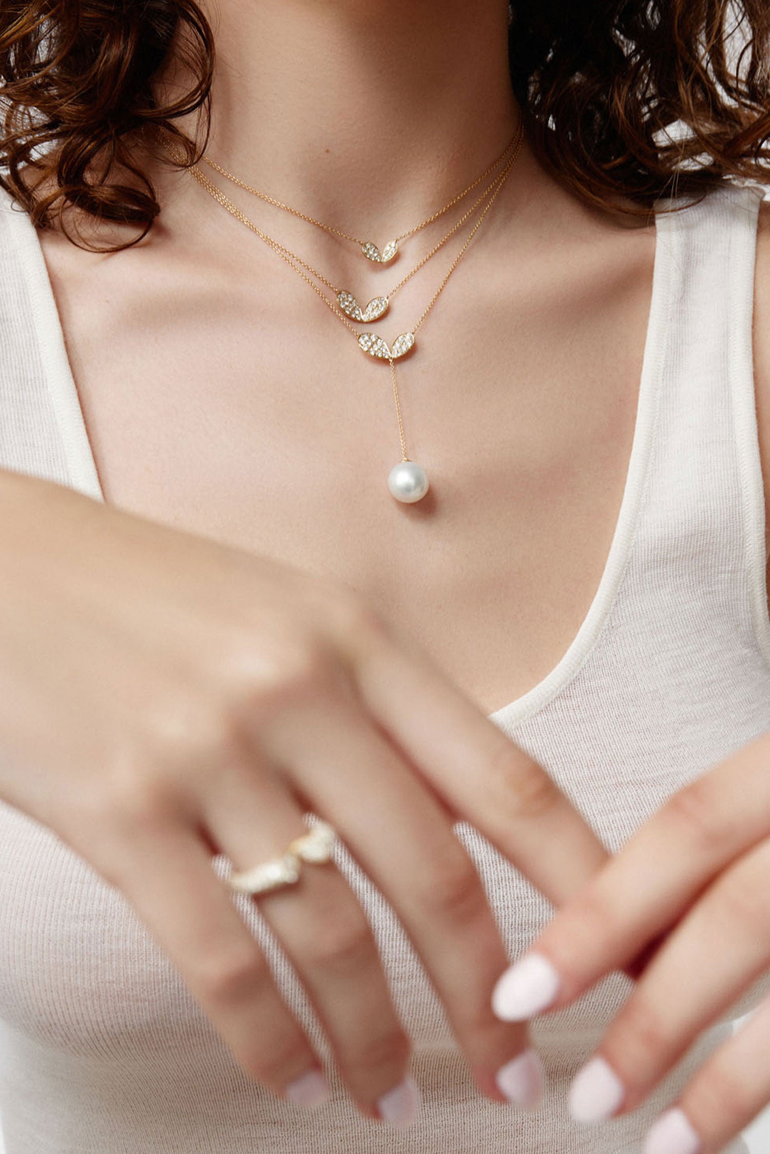 Faith Jewels 18k yellow gold lariat necklace with pavé diamond lily petal motif (1.00ct) and 5cm drop featuring a rare white Australian South Sea pearl; adjustable chain length of 45cm or 40cm