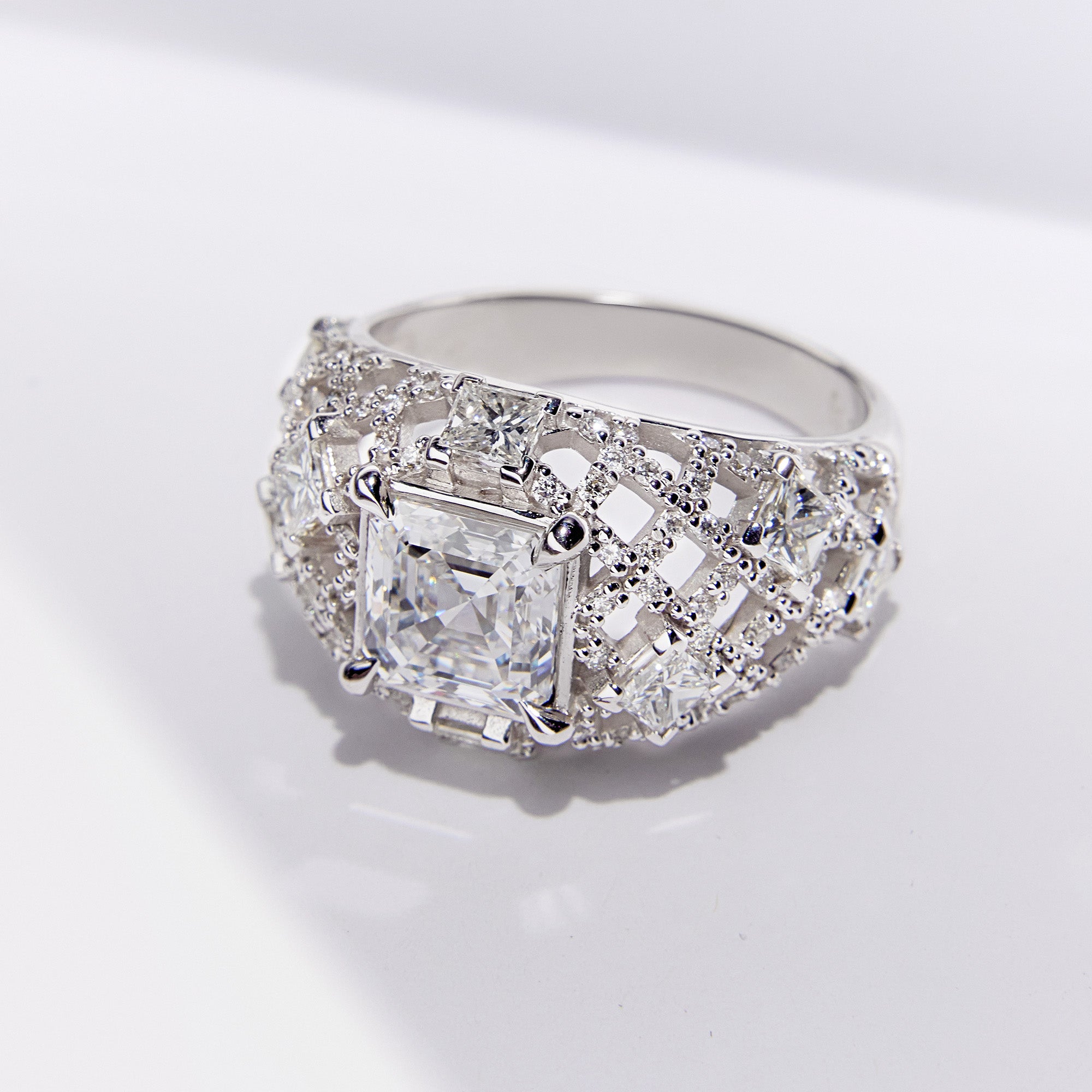 Pantheon Ring in white gold with emerald-cut diamond and architectural lattice of brilliant diamonds